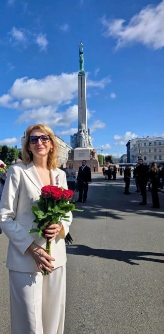 Svinīgā ziedu nolikšanas ceremonija pie Brīvības pieminekļa
